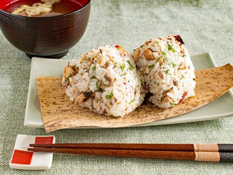 「丸ごと骨まで食べられる焼き魚」 梅しそのおにぎり